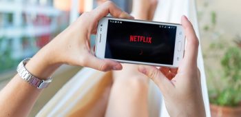 assistindo netflix propagandas
