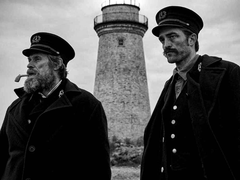 willem dafoe e robert pattinson sao os faroleiros as voltas com a loucura em the lighthouse