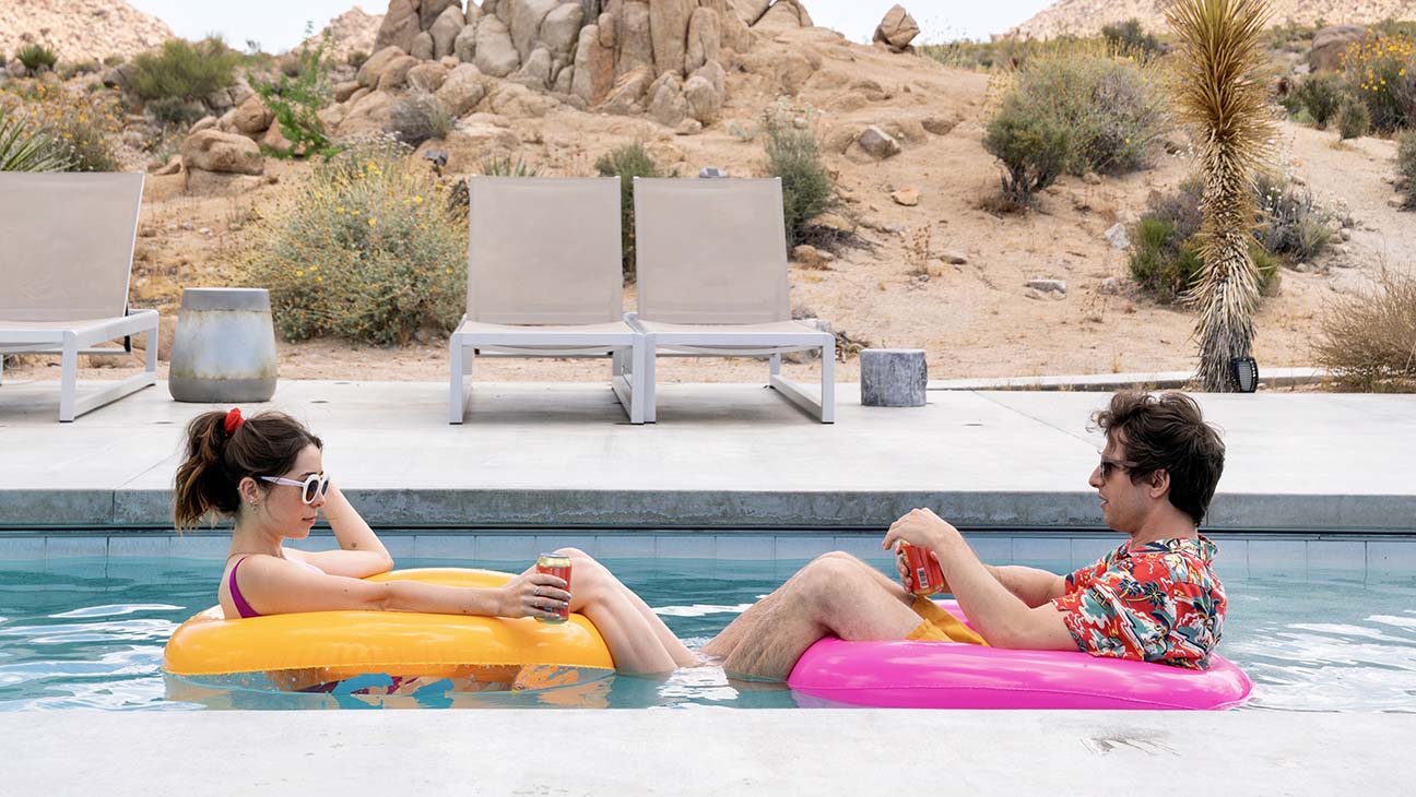 Palm Springs é uma comédia romântica e ficção científica que oferece uma reviravolta única no gênero dos loops temporais.