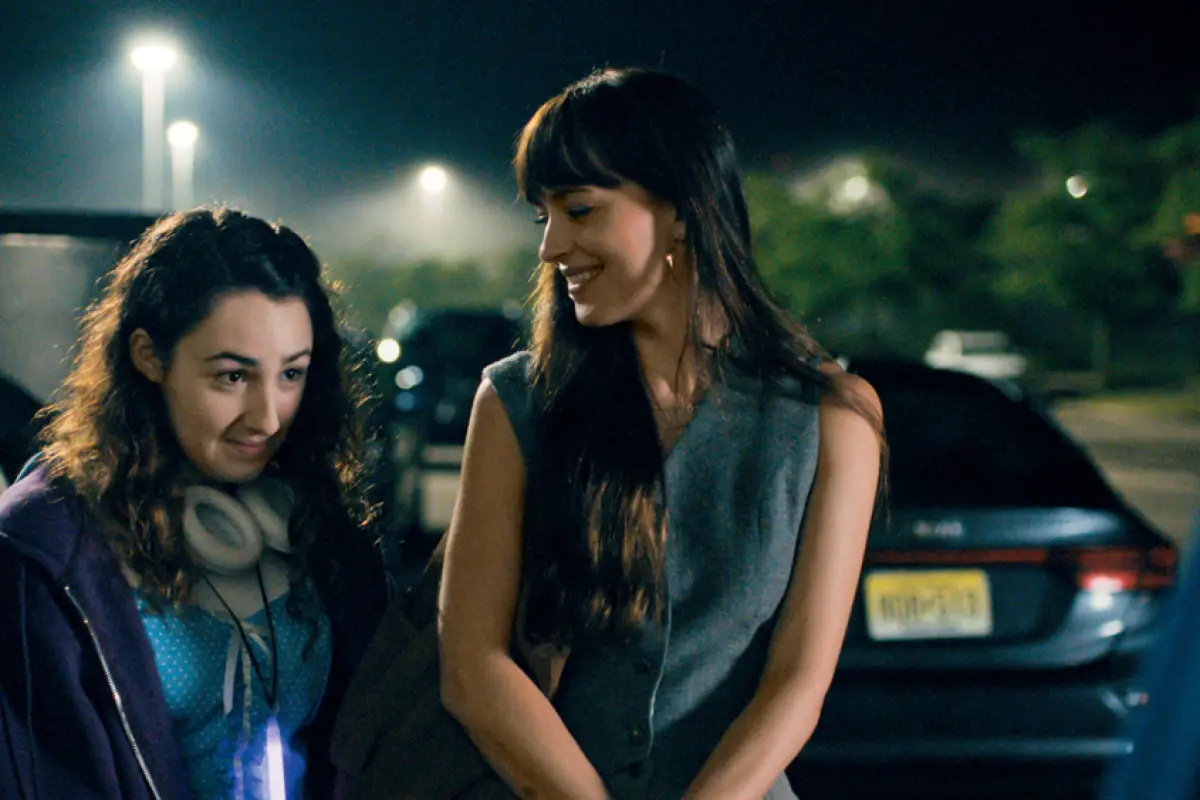 Cha Cha Real Smooth, um filme americano de 2022 dirigido, escrito e estrelado por Cooper Raiff