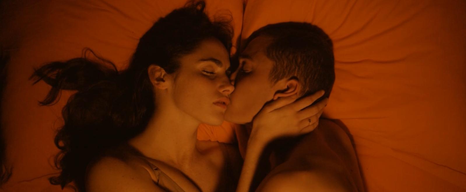 O filme Love não é apenas um drama romântico comum; é uma obra que desafia os limites da representação cinematográfica, especialmente quando se trata de cenas de sexo.