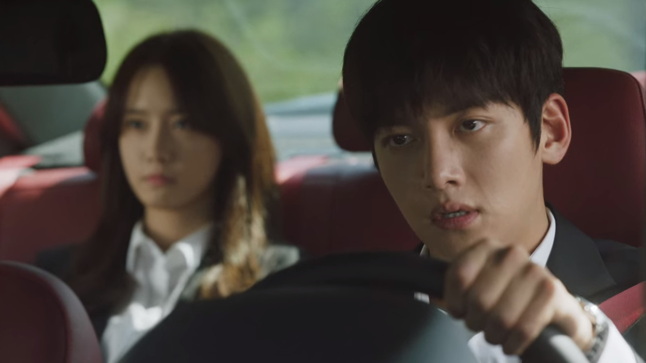 the k2 com YoonA, atriz de sorriso real