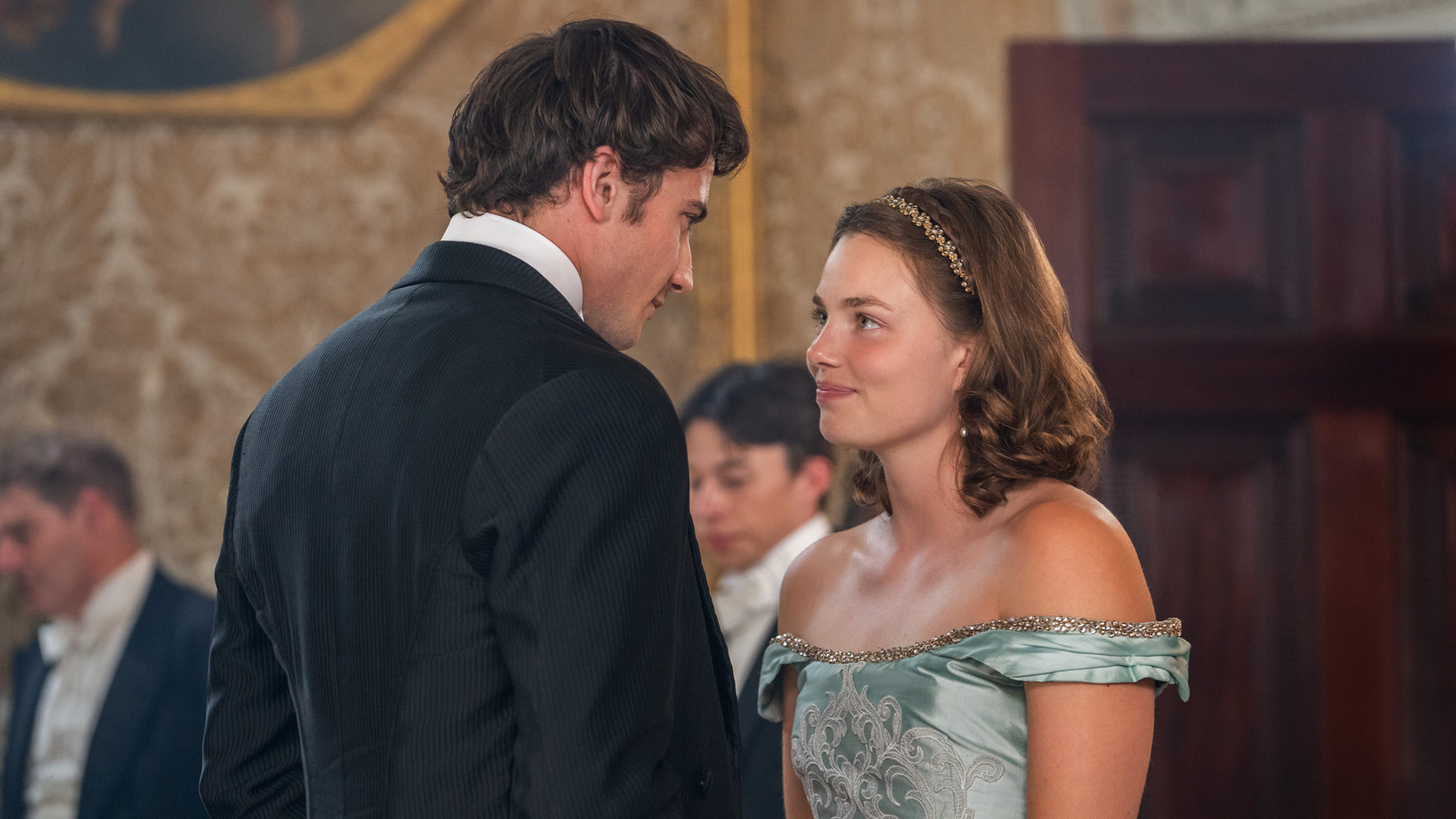 Jovens Rebeldes (The Buccaneers) emerge como a mais recente joia televisiva, uma série dramática de época criada por Katherine Jakeways