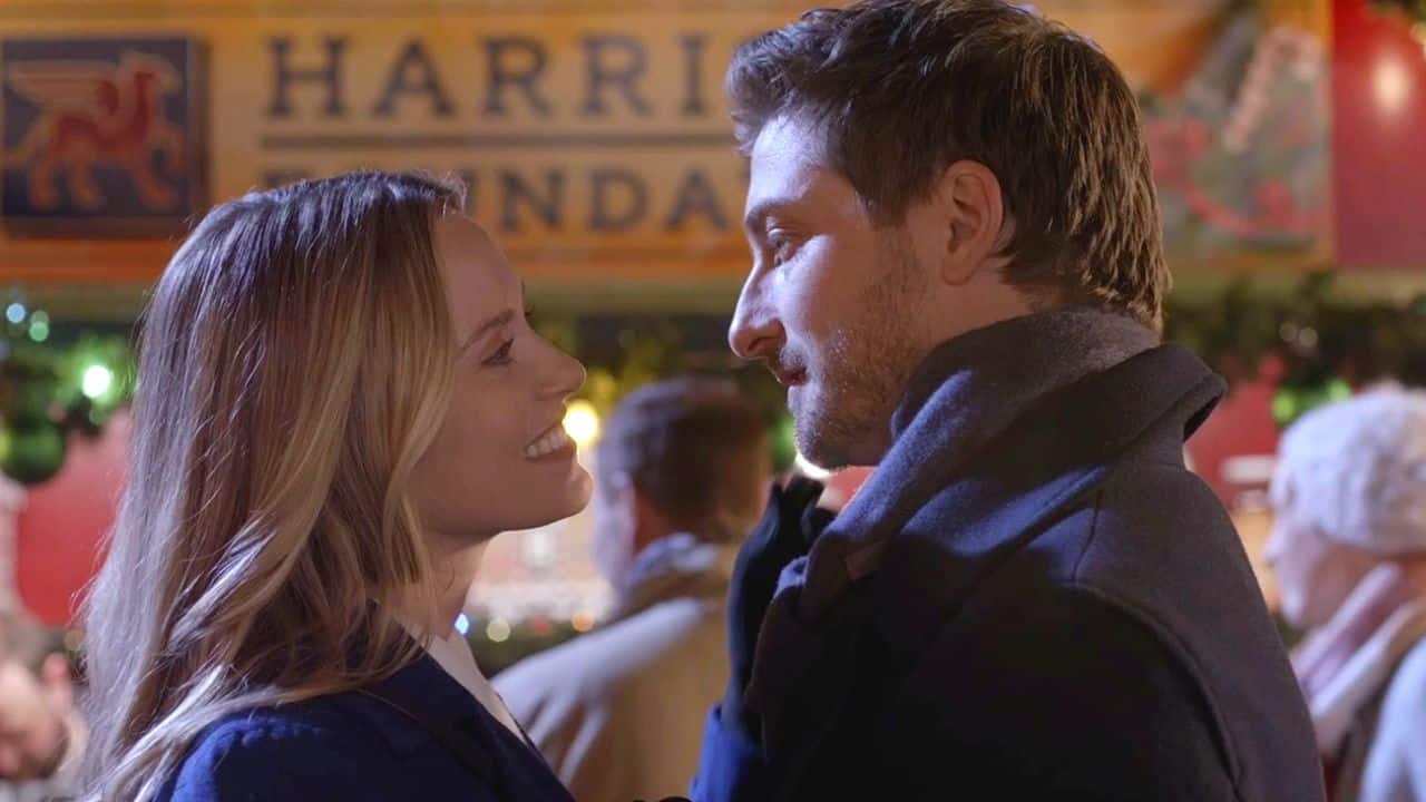 A comédia romântica natalina Ajudante de Natal chegou à Netflix com uma explosão de encanto