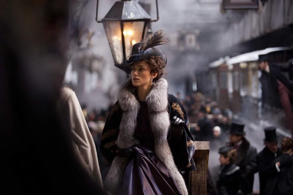 Anna Karenina, dirigido por Joe Wright em 2012, é uma adaptação cinematográfica do romance homônimo de Leo Tolstói,
