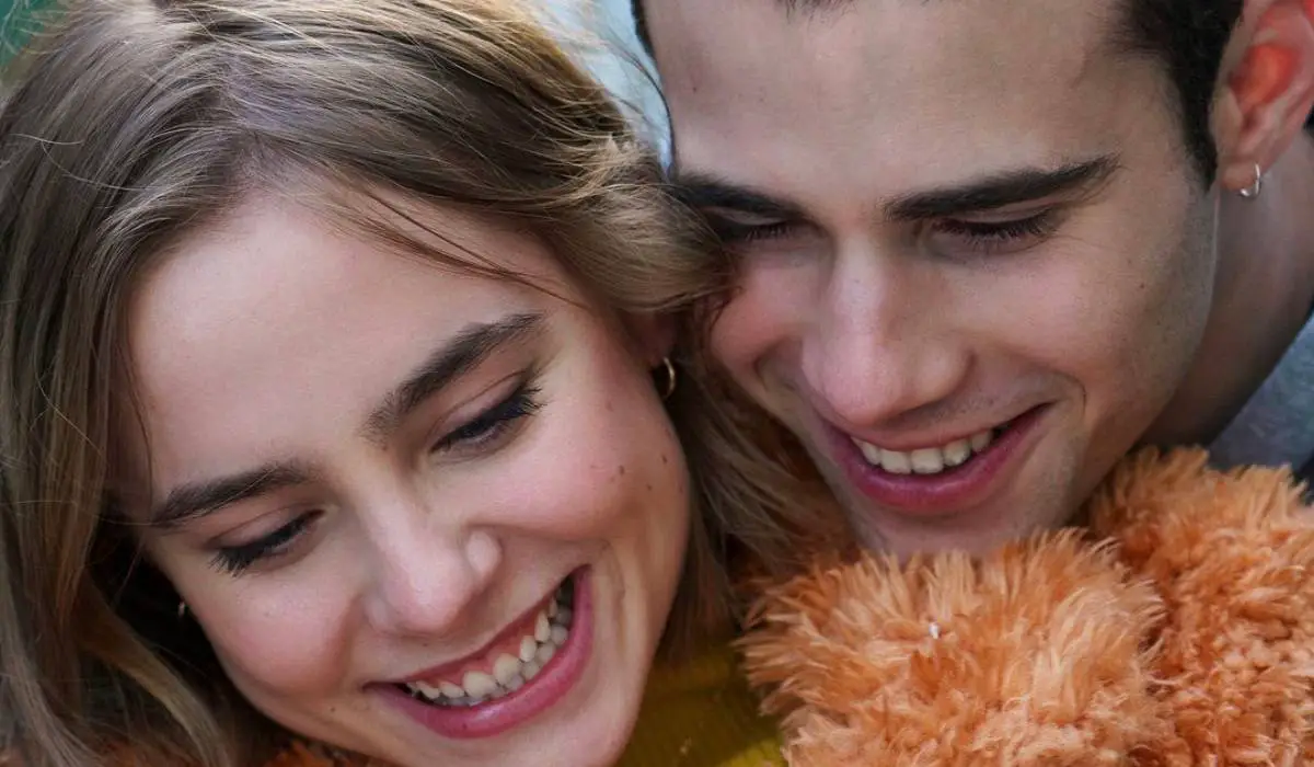 Reviva a envolvente história de amor de Raquel e Ares, que retorna à Netflix no aguardado final da trilogia Através da Minha Janela.