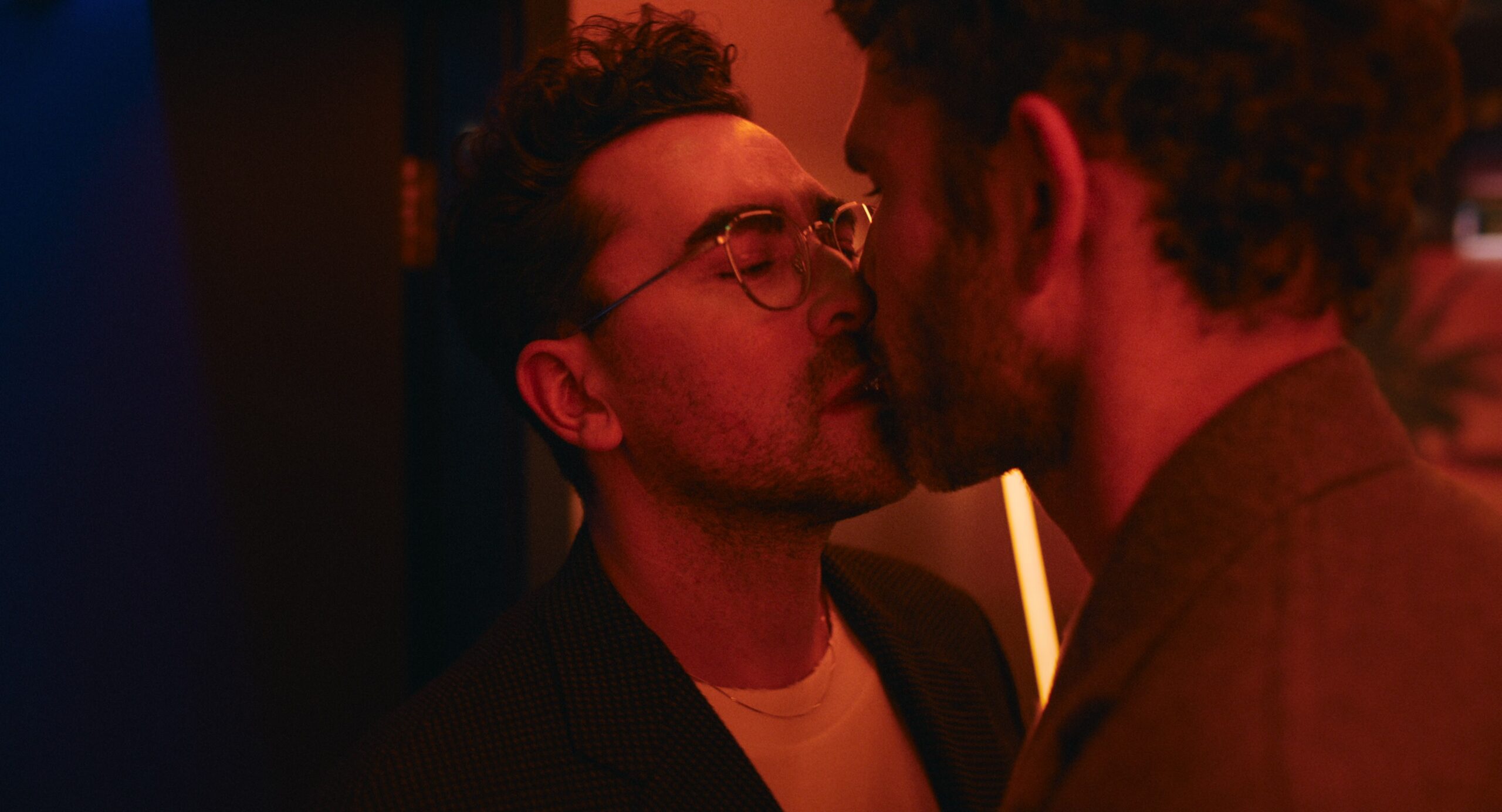 Do Outro Lado da Dor é um filme de comédia-drama que marca a estreia do roteirista e diretor Dan Levy no cinema.