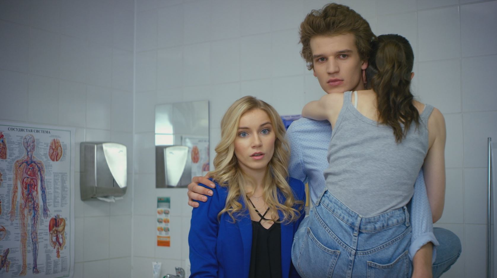Love Triangle, lançado em 2019, é um filme de drama e romance que explora os complexos labirintos dos relacionamentos amorosos.