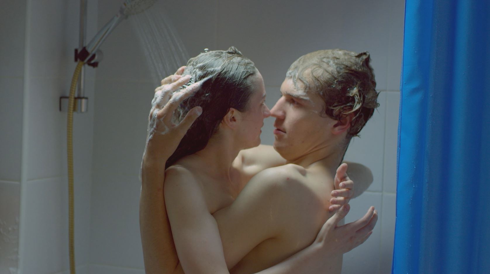 Love Triangle, lançado em 2019, é um filme de drama e romance que explora os complexos labirintos dos relacionamentos amorosos.