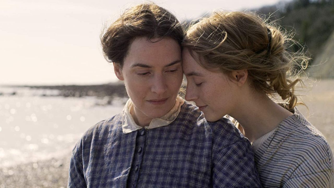 Ammonite, lançado em 2020, é um filme biográfico de drama romântico escrito e dirigido por Francis Lee.